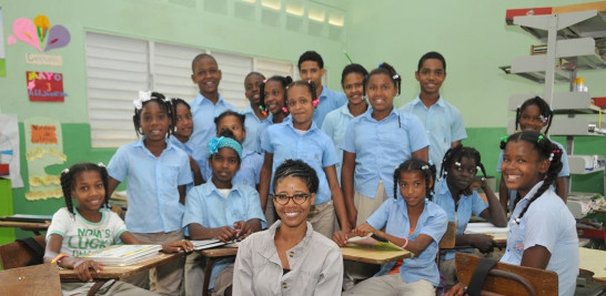 Haidy Vizcaíno, maestra en Los Malucos, tomó el curso Instalación y uso de sistema fotovoltaico para ayudar con el mantenimiento del equipo de su escuela. Recuerdo que teníamos que levantarnos a las 5:00 de la mañana para estar en Santo Domingo a las 8:00, dice.