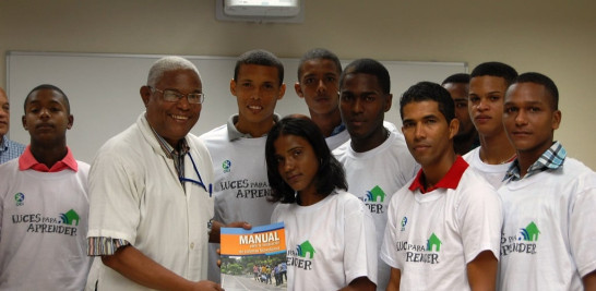En marzo pasado, 16 jóvenes provenientes de comunidades de los municipios de Monte Plata, Sabana Grande de Boyá, Bayaguana y Yamasá recibieron del Infotep la certificación del curso Instalación y uso de sistema fotovoltaico.