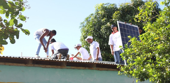 Los jóvenes graduados del Infotep colaboraron con la electrificación de la escuela de la comunidad Los Pomos, en Sabana Grande de Boyá.