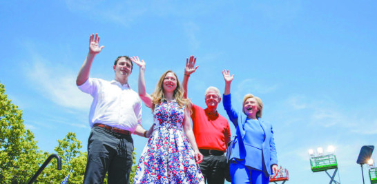 En familia. Hillary Clinton y su esposo, Bill Clinton; la hija de ambos, Chelsea Clinton y su esposo, Marc Mezvinsky, luego de que la candidata pronunciara su discurso, ayer en Roosevelt Island.