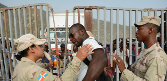 Revisión. Un haitiano es chequeado cuando cruzaba el paso fronterizo en Jimaní, Elías Piña.