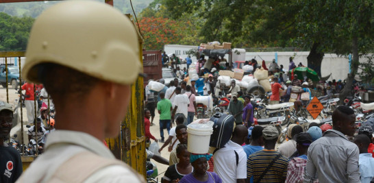 La mirada diaria. Cientos de personas cruzan por los ojos de los agentes del Cesfront, el cuerpo dominicano de seguridad fronteriza