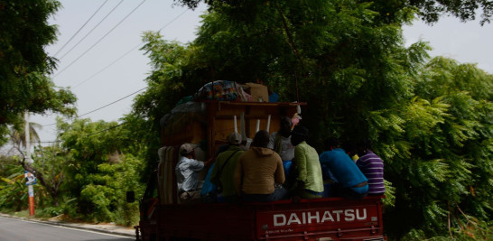 Una mudanza de migrantes vista en la carretera que comunica a Neyba, Bahoruco, con Jimani´, en la provincia Independencia