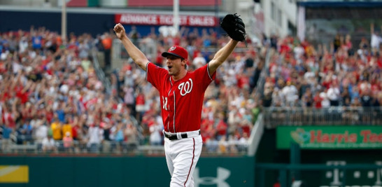 Max Scherzer aprieta su puño luego de registrar una jornada histórica para los Nacionales de Washington.