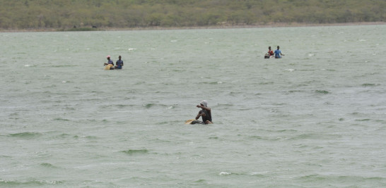 Pescadores en el lago Azuey, entre Repu´blica Dominicana y Haiti´.