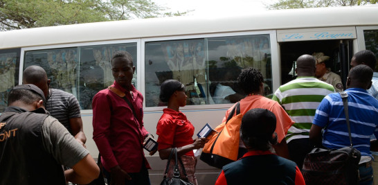 Los agentes de Cesfront hacen desmontar a los pasajeros de los autobuses para verificar su documentacio´n a detalle