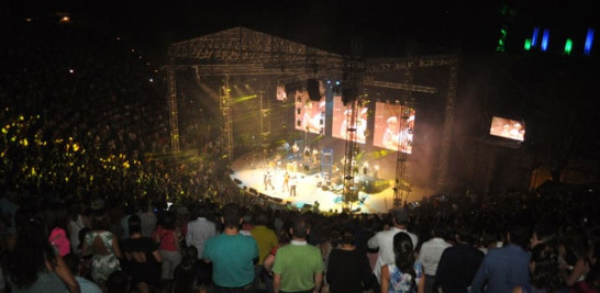 Disfrutando. La música de Juan Luis Guerra puso de pie a los asistentes del concierto en Altos de Chavón.