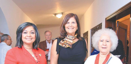 Cristina Aguiar, Sonia Villanueva de Brouwer y Myrna Guerrero.