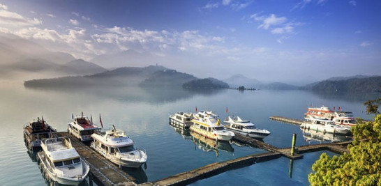 Rutas. Puede disfrutar del lago a pie, en bote, ferry, autobús, bicicleta o teleférico. En Taichung, Puli, Yuchi y Checheng se obtienen planes y paquetes para visitantes con descuentos en el transporte y servicios.