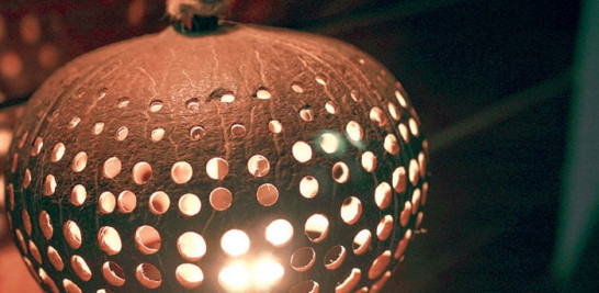 Iluminación. La jícara, con diseño y perforaciones, funge como lámpara.