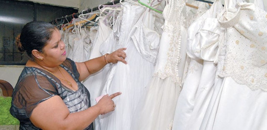 Para Carol Espinal no existen las barreras, y otro de sus ingresos proviene del alquiler de vestidos de novia, negocio que heredó de su madre.