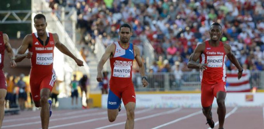 Luguelín Santos aparece en la parte final de la carrera en la cual se adjudicó la medalla de oro en los Panamericanos