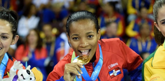 Ana Villanueva celebra luego de ser premiada con la medalla de oro en la competencia de karate.