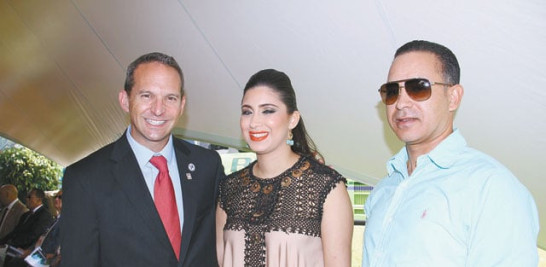 Acto. Janette (centro) junto al presidente del Salón de la Fama, Jeff Idelson (izquierda) y su padre Miguel Márquez.