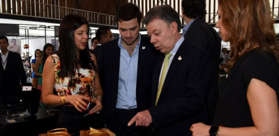 El presidente de Colombia, Juan Manuel Santos, hace un recorrido por los pabellones de la feria textil Colombiamoda.