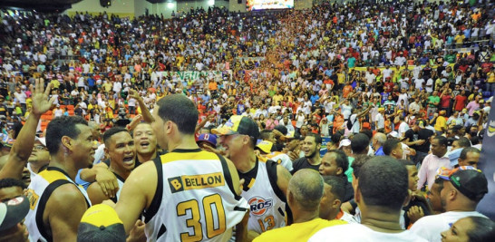 Orlando Sánchez, Eloy Vargas y otros miembros del equipo festejan en una Arena del Cibao que estuvo a casa llena ayer.