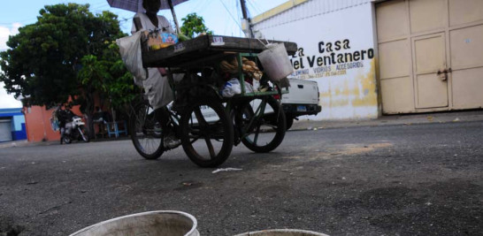 Acarreo. Residentes del Gran Santo Domingo tienen que recorrer en algunas ocasiones largas distancias para abastecerse del líquido, a fin de poder realizar sus actividades cotidianas.