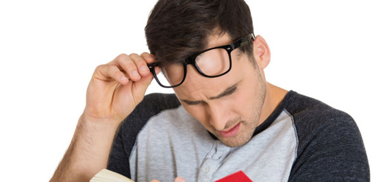 La presbicia suele corregirse con la indicación de anteojos para leer, pero no todas las personas desean usar espejuelos y por eso optan por la cirugía. Las cataratas no se corrigen con gafas, sino únicamente mediante su extracción.