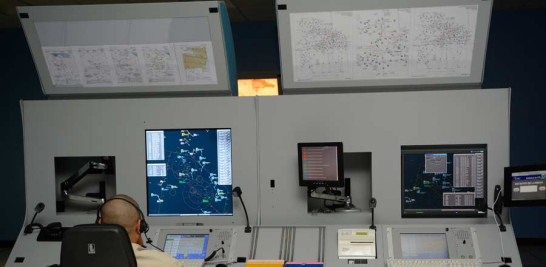 Observación fija en la pantalla de control de vuelos en el IDAC.