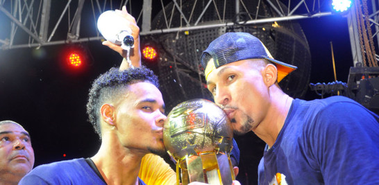 Filión y Liz, dos de los mejores jugadores santiagués de todos los tiempos, besan el trofeo de monarcas.
