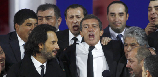 Actores. Antonio Banderas, al centro, con Rodrigo Santoro y otras personas en la actividad de presentación del filme.