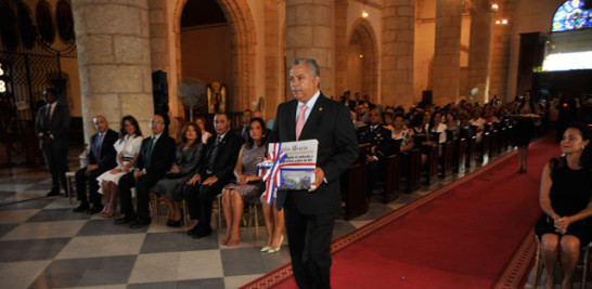 Bendición. El subdirector de LISTÍN DIARIO, Fabio Cabral , tuvo el honor de mostrar un ejemplar del decano de la prensa nacional.