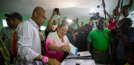 Sufragio. El presidente Michel Martelly y su esposa, Sofía Martelly, mientras depositaban su voto en urnas ayer, en Puerto Príncipe, durante las elecciones parlamentarias de ese país.