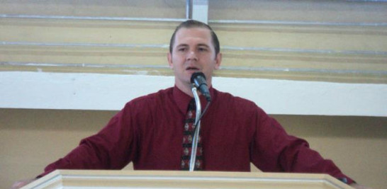 Mensaje. El pastor Joshua Stephen Wesson durante una de sus prédicas en la Iglesia Bautista El Faro, de Santo Domingo Norte, la cual fundó hace siete años.