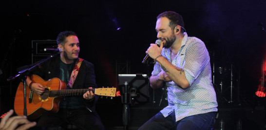 Colaboración. Uno de los mejores momentos de la noche: Pavel Núñez y Santiago Cruz cantaron "Marola", de Luis Días.