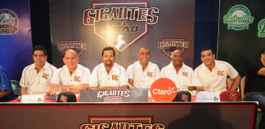 Grupo. Martín Gómez, Félix Francisco, Audo Vicente y Juan Mercado encabezan la mesa de los Gigantes del Cibao durante el sorteo.