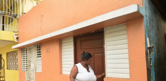 Abuela muestra la casa que albergará a su hija y su nieto en compañía de su tío en el barrio 24 de Abril.