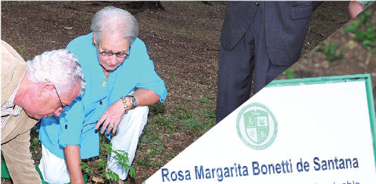 José Rafael Espaillat y Rosa Margarita Bonetti de Santana junto al símbolo de su inmortalidad.