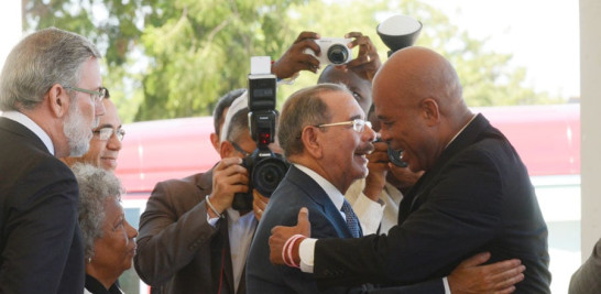 Encuentro. El presidente Danilo Medina, y su homólogo de Haití, Michael Martelly, se reunieron en la sede del aeropuerto María Montez, en la sureña ciudad de Barahona, desde las 11:00 de la mañana hasta las 2:35 de la tarde, para tratar temas comunes de ambos países y restablecer las relaciones bilaterales.