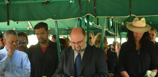 Momento. José Pedro Yanes habla durante el entierro de Fernando Echavarría. Al centro, Fernando André, a la izquierda, Luis Pichardo.