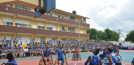 Equipo. Jóvenes de San Cristóbal durante el torneo de baloncesto en silla de ruedas.