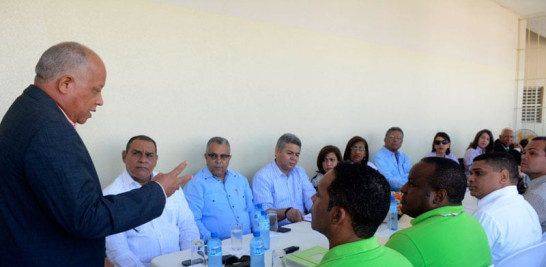 Encuentro. El director de Prisiones, general Tomás Holguín, dirige unas palabras al lado del director de LISTÍN DIARIO, Miguel Franjul, durante La Cita con el LISTÍN realizada el jueves en el recinto.