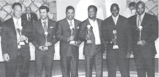 El sábado 7 de febrero del 2015 se celebró el Sexto Ceremonial del Salón de la Fama del Béisbol Latino,
en Altos de Chavón, La Romana, y Pedro fue exaltado con cinco compañeros más. Esta foto fue tomada después de entregado los trofeos. El tercero, de derecha a izquierda, es Pedro.