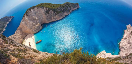 Cómo llegar? Debido a los altos acantilados, los bañistas acceden a la playa solo por bote. Las salidas regulares hacia Navagio se realizan desde el puerto de Zakynthos; desde Porto Vromi y Agios Nikolaos (Isla de Creta) y desde Skinari Cabo.