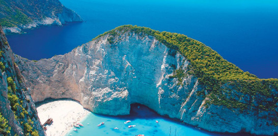 Botes y bañistas. Al sudeste de la isla Zante funciona el aeropuerto Dionisos Solomos. Hay buenas ofertas hoteleras y gastronómicas, opciones que atraen a los turistas todo el año.