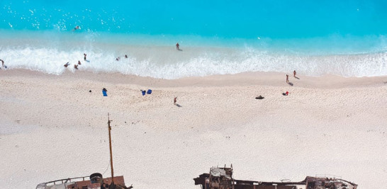 Los restos del bote contrabandista que naufragó en 1983 no han sido retirados de la playa y se han convertido en un atractivo. En la cima del acantilado hay un mirador desde donde se obtienen espectaculares vistas de la bahía.