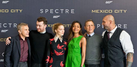 Christoph Waltz, Sam Smith, Lea Seydoux, Naomie Harris, Daniel Craig y Dave Bautista posan para los fotógrafos durante la exhibición del nuevo filme de James Bond, Spectre, en Mexico. (AP Photo/Esteban Félix).
