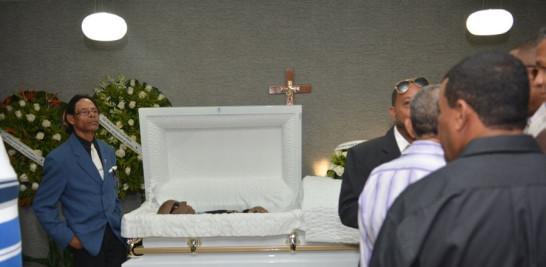 Funeral. Pasadas las cuatro de la tarde, fue expuesto Benny Sadel en la funeraria Blandino de Sabana Larga, de donde será llevado hoy a Tamayo, Barahona.