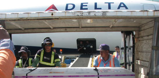 Terminal. Los restos del merenguero llegaron en la tarde de ayer por el AILA.