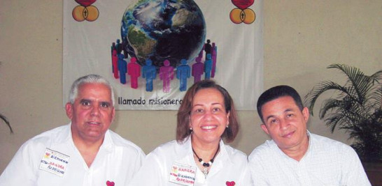 Integrantes. Bienvenido Rodríguez, Sandra Rodríguez y el párroco Aridio Luzón; equipo eclesial de EMM en Santiago.