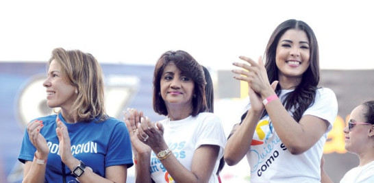 La Primera Dama, doña Cándida Montilla de Medina, junto a dos comunicadoras, durante el evento de Quiéreme como Soy realizado ayer en el estadio Quisqueya.