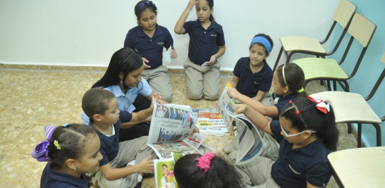 Los alumnos mientras leen, aprenden y se divierten con el Listín.