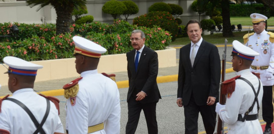 Visita oficial. Los presidentes dominicano Danilo Medina y de Panamá Juan Carlos Varela, pasan revista a la Guardia Presidencial.