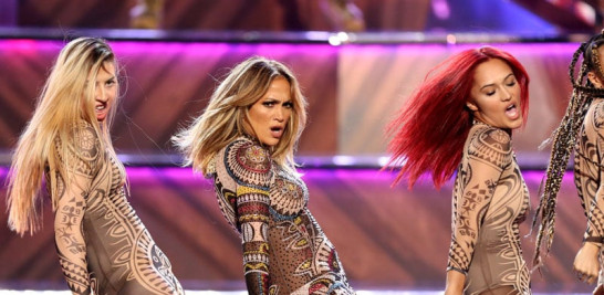 Diva. Jennifer Lopez comenzó la premiación con una interpretación que subrayó su fuerza vocal con una versión de Waiting for Tonight.