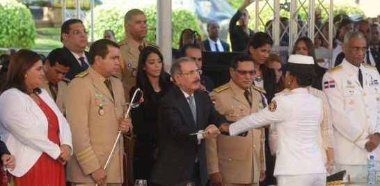 Ceremonia. El presidente Danilo Medina, acompañado de los altos mandos militares, entregó las insignias que acreditan a los nuevos oficiales, así como el Sable de Mando.