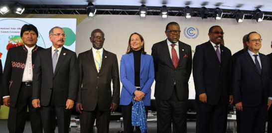 Líderes. El presidente Danilo Medina (segundo desde la izquierda) junto a otros líderes mundiales que asisten a la conferencia sobre Cambio Climático que inició ayer en Francia.
